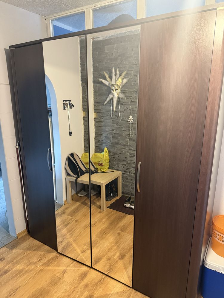 Szafa otwierana z lustrem