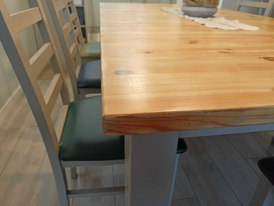 Stół drewniany, rozkładany z 8 krzesłami