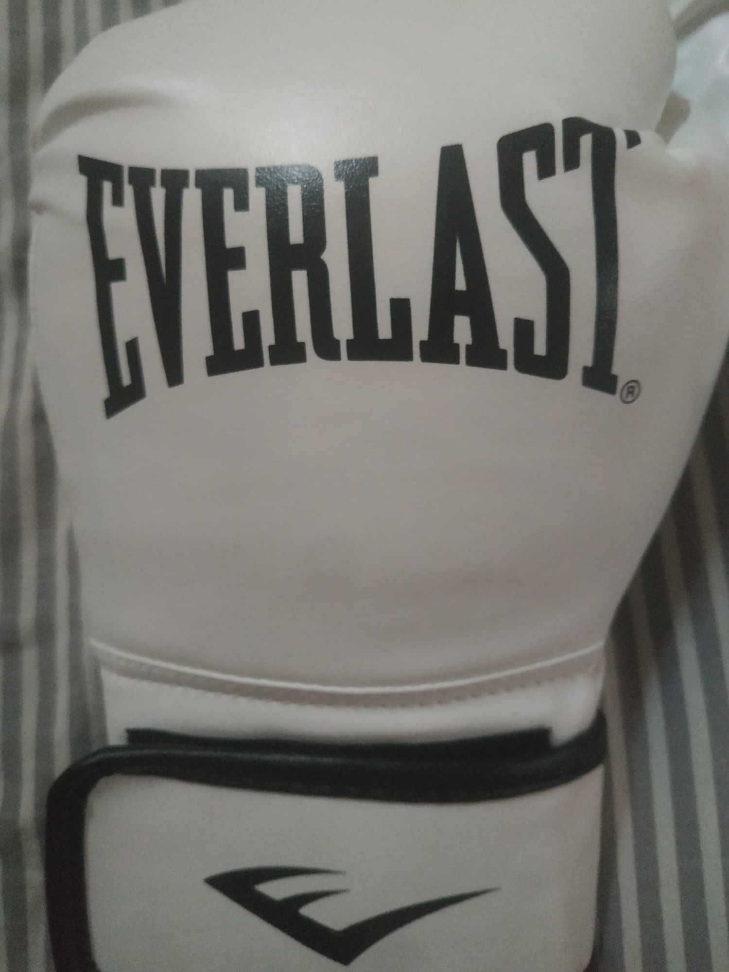 Rękawice do sportów walki Everlast,  biale,  nowe