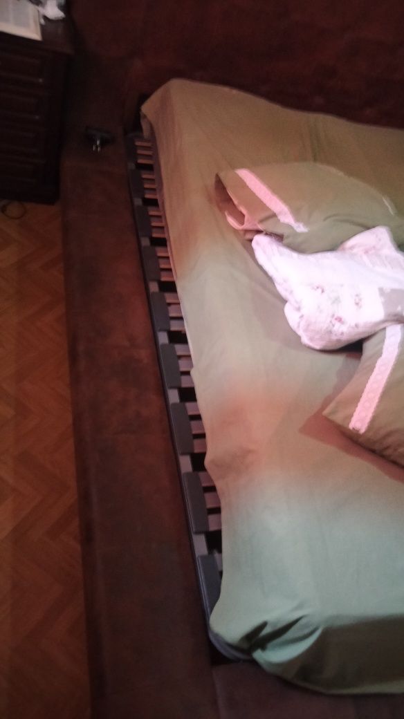 Vendo cama box perfeita condições com grades de fibra .