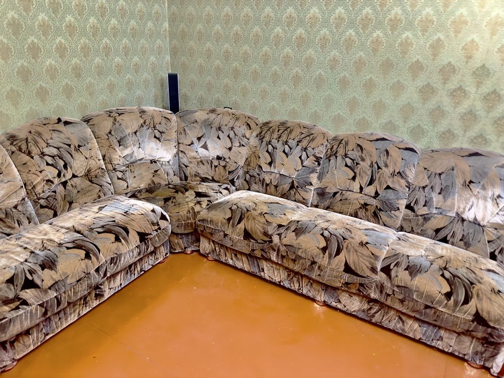 Продам мʼякий куток в комплекті з кріслом.