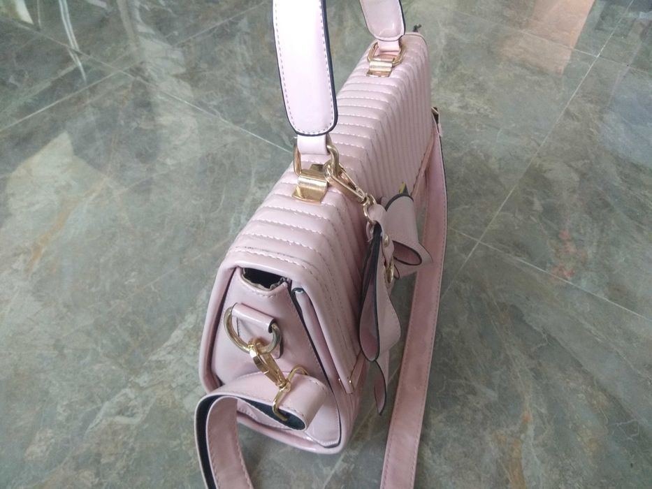 Рожева лакована сумочка від Jimmy Choo