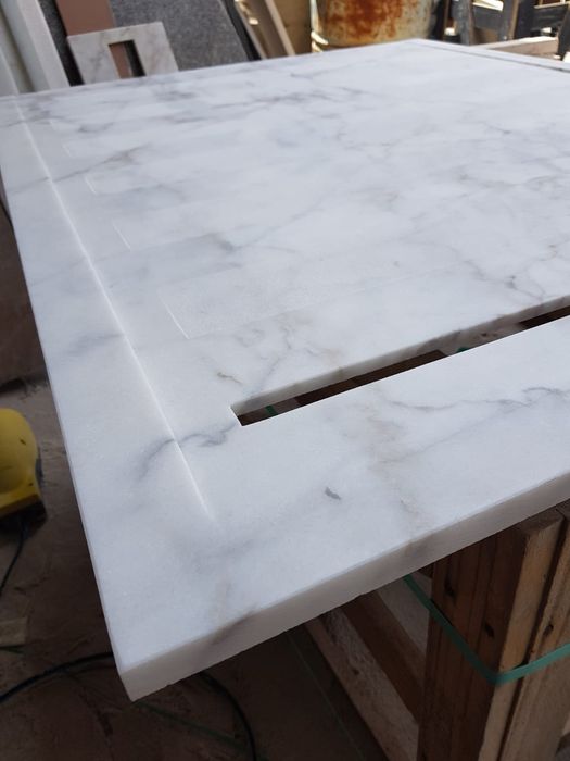 Base de duche de mármore branco com veios