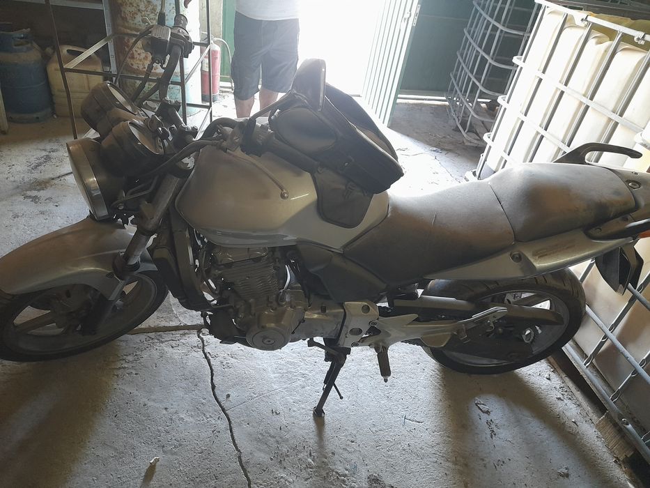 CBF500 10 completa e à funcionar para peças.