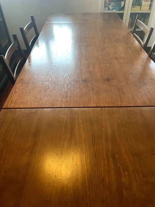 Mesa com extensão e 4 cadeiras de madeira