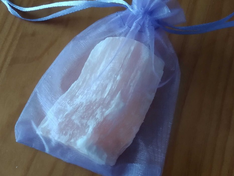 (NOVA, PORTES GRÁTIS) Pedra de Sal dos Himalaias em Saco de Organza