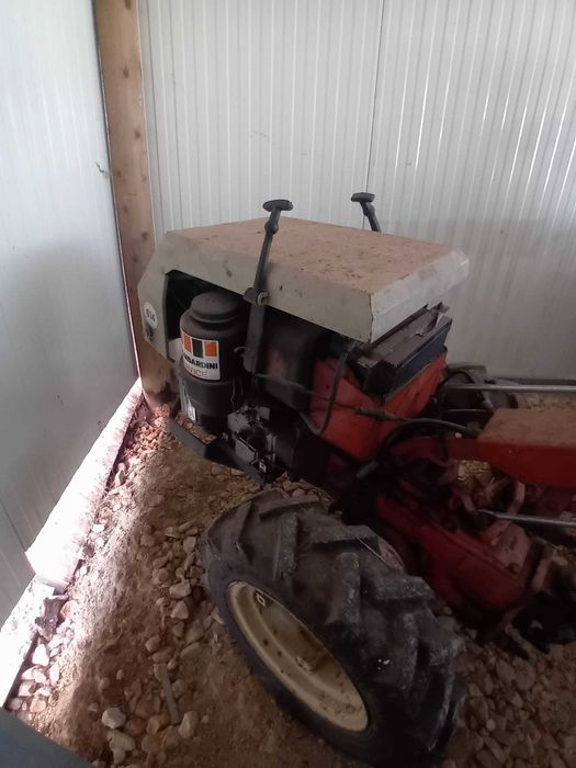 Trator  tração às 4 motor de arranque que pega na chave e documentação