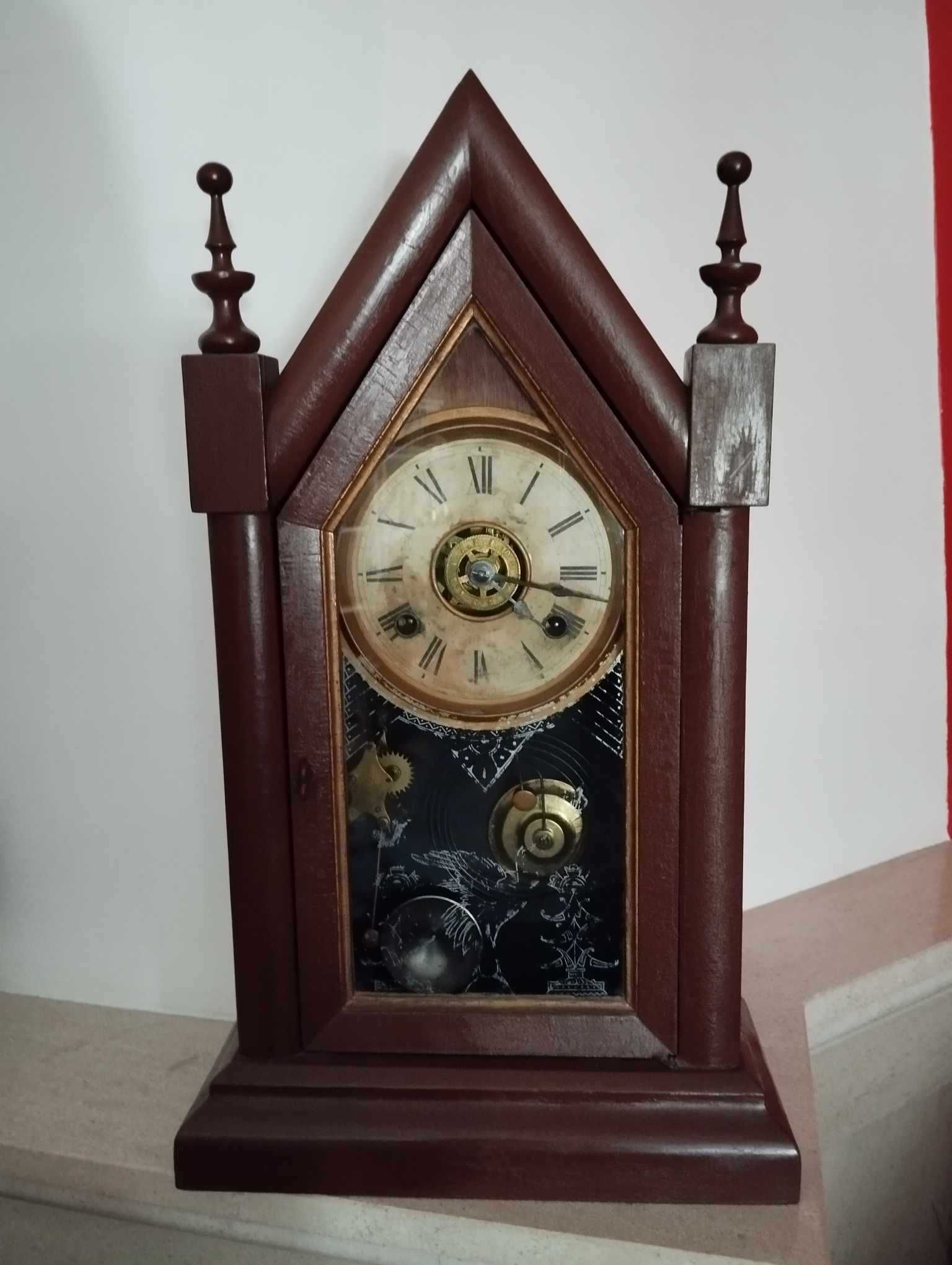 Relógio antigo de madeira