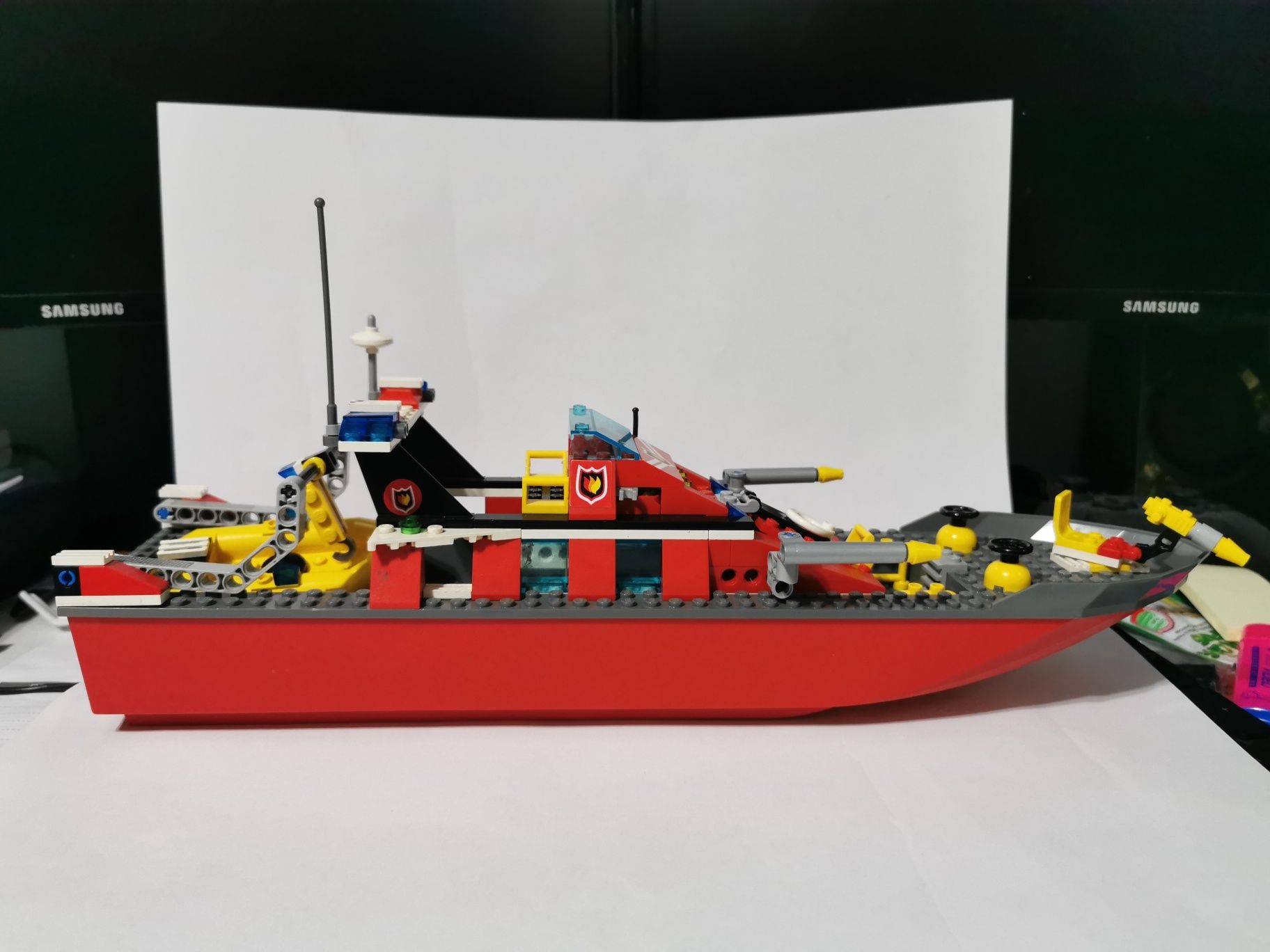 Sprzedam lego 7906 - FIRE BOAT łódź strażacka z silnikiem