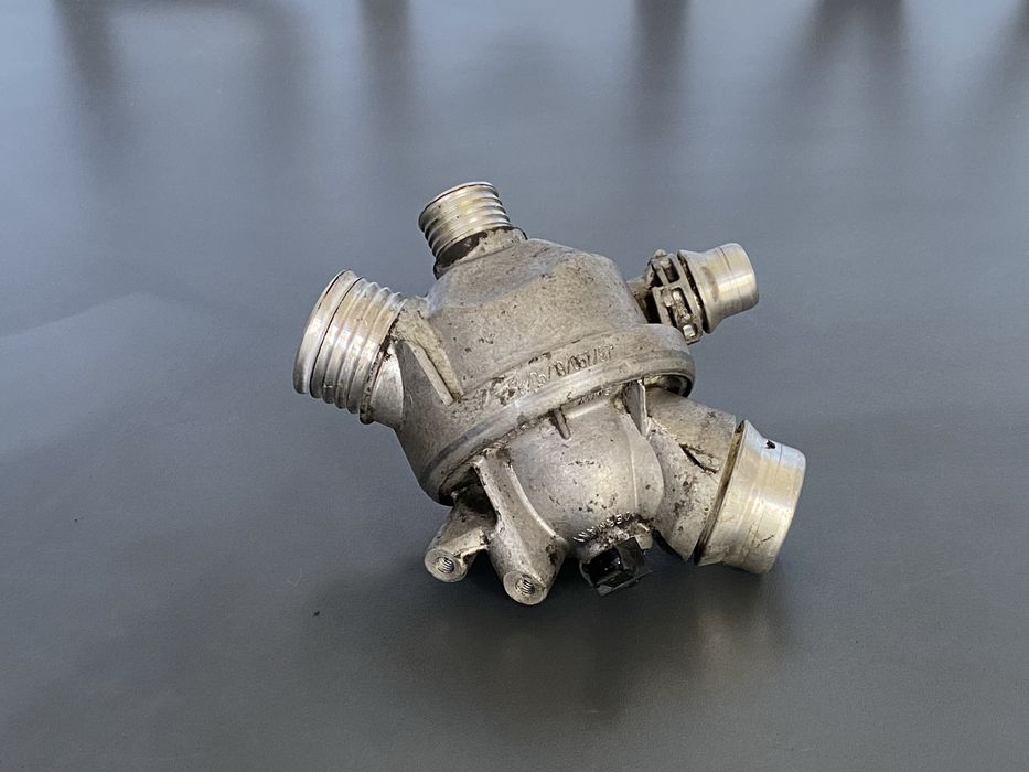 Термостат E60 E61 E90 E91 N52 2.5 3.0 Бензин Датчик Термостат