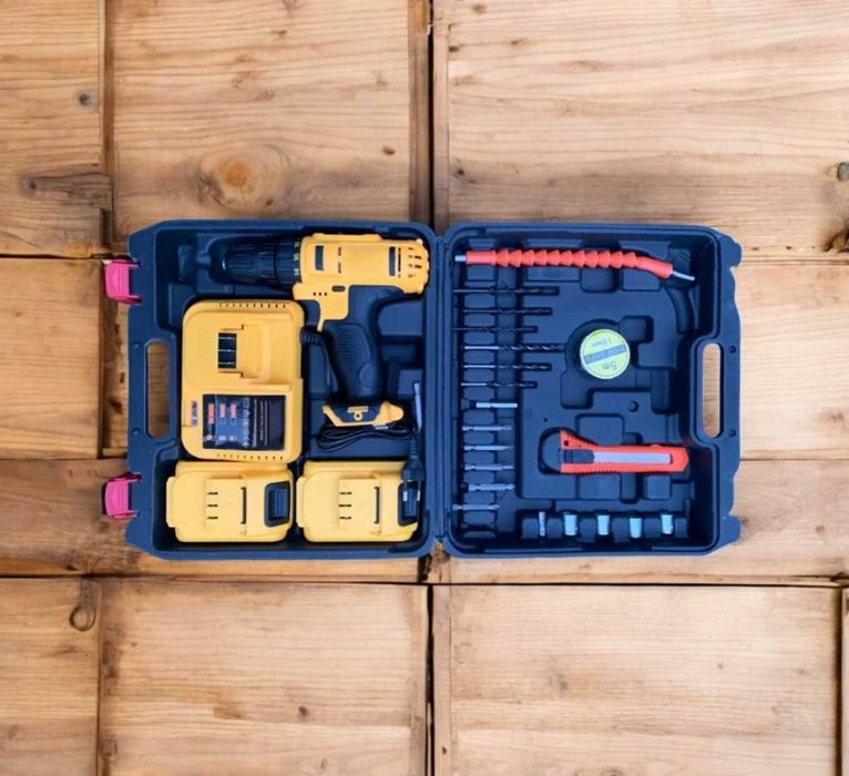 Потужний шуруповерт з двома акумами і додатковим інструментом