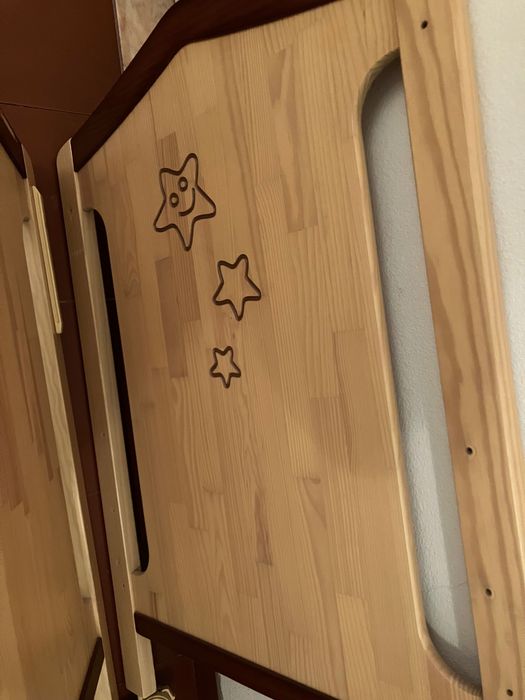 Cama de bebé em madeira