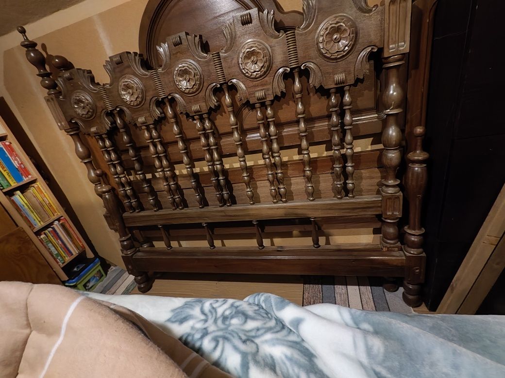 Duas Camas de corpo e meio uma com estrado de ripas e outra não.
