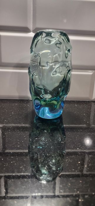 Antyczny wazon Jana Kotika. Szkło uranowe.