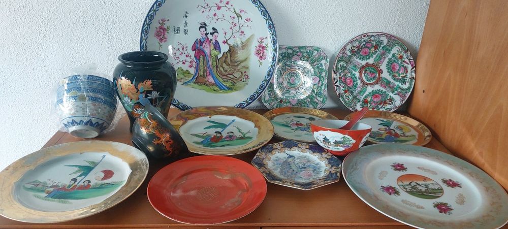 Várias peças louça orientais