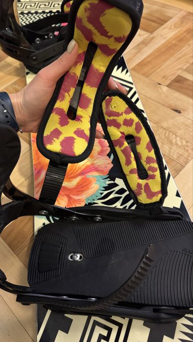 Deska snowboardowa damska GNU Velvet Gnuru + zapięcia Drake DL