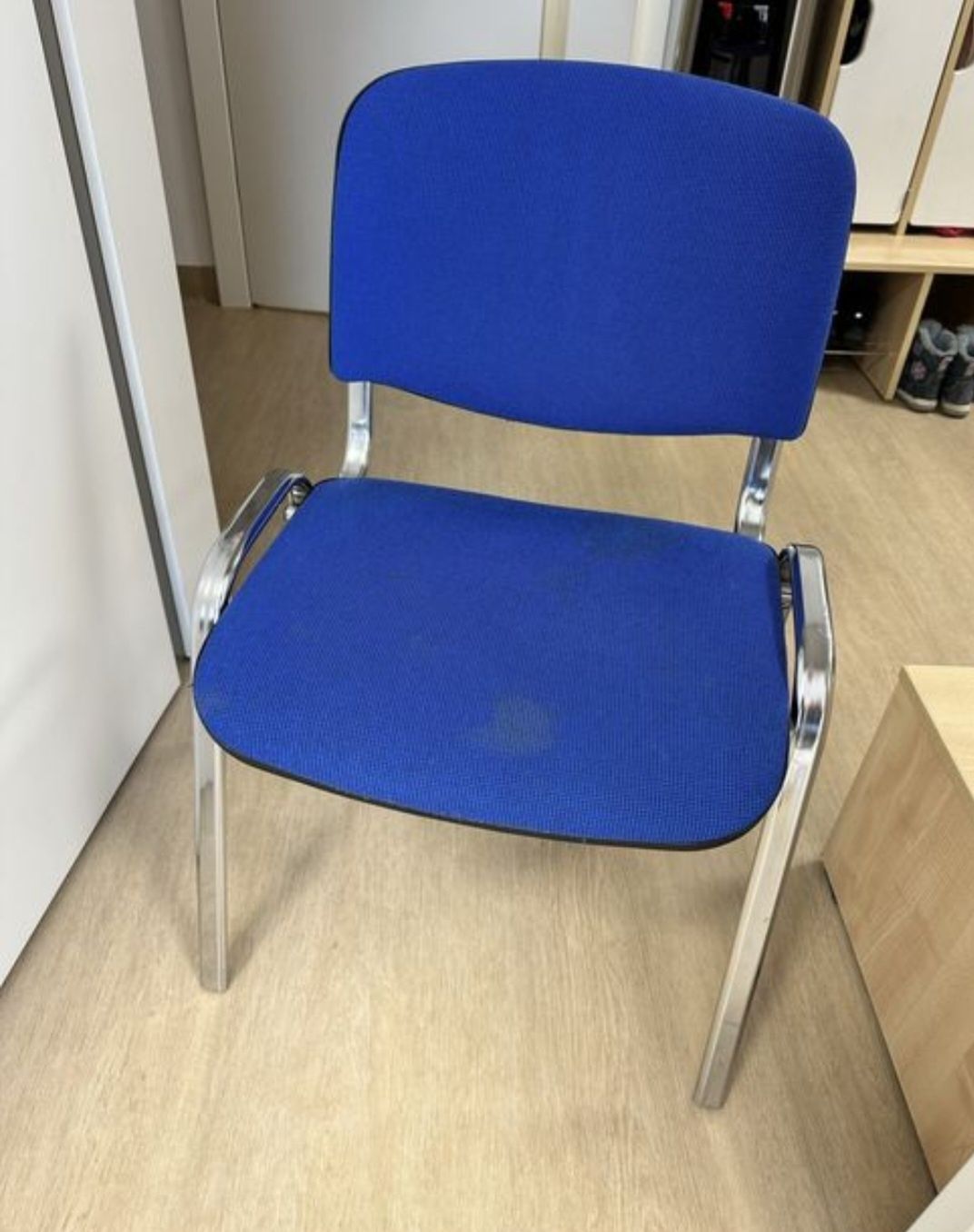 Krzesła biurowe niebieskie cena za sztuke