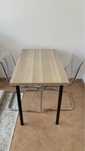 Mesa com 2 cafeiras