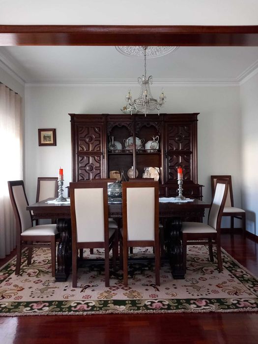 Conjunto clássico - Mesa de Jantar em madeira maciça com 8 Cadeiras