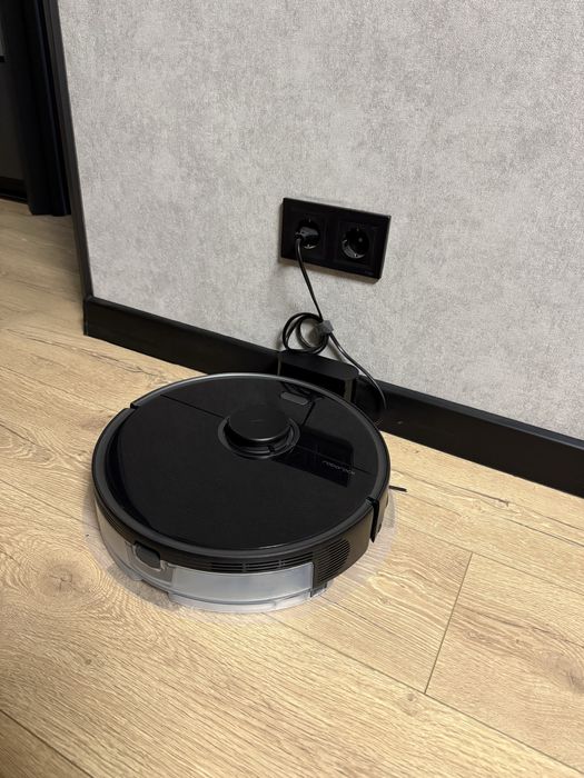 Продам робот пылесос roborock s5 max в почти новом состоянии