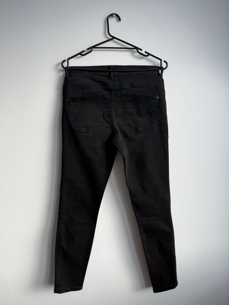 Czarne jeansy push up Reserved
