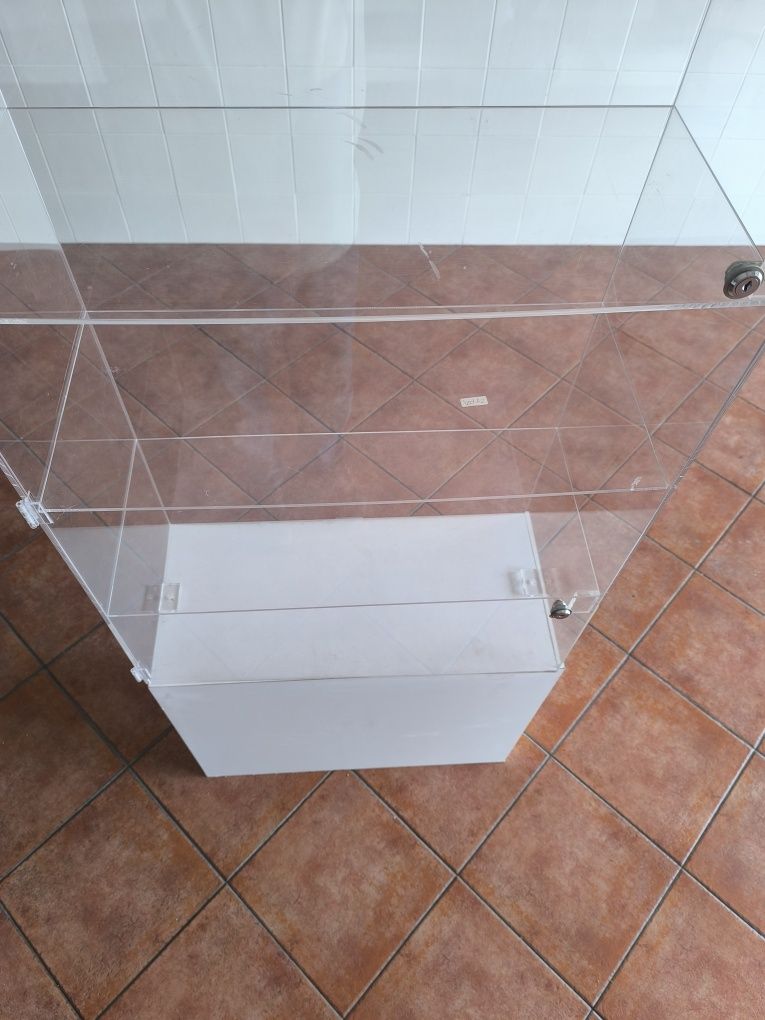 Móvel acrilico com quatro prateleiras e com fechadura