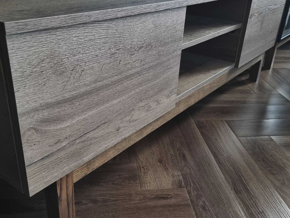 Szafka RTV na drewnianych nogach