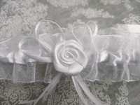biała podwiązka ślubna ślub julimex kwiat na gumce kokarda