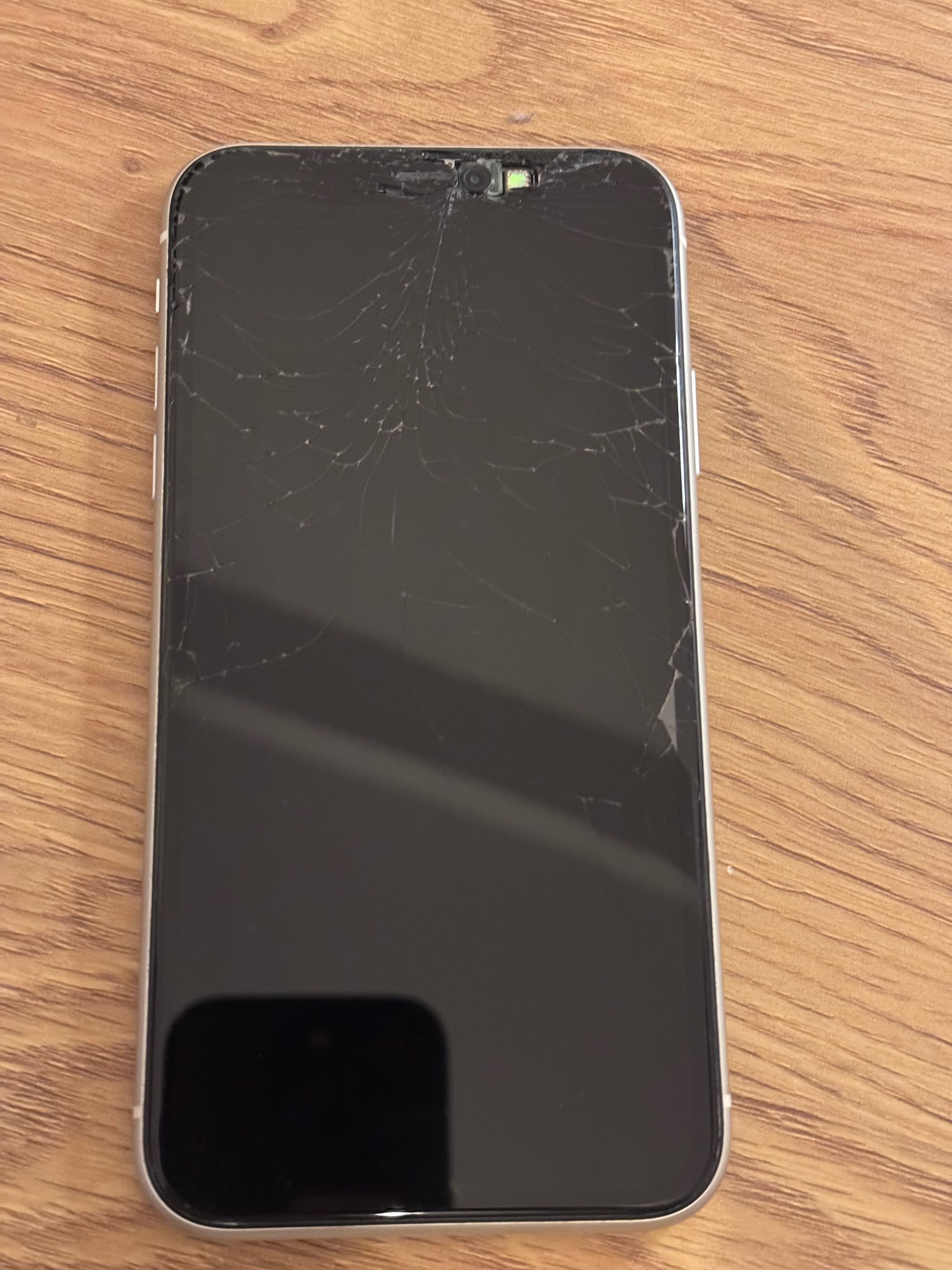 iPhone 11, działa! uszkodzona szybka