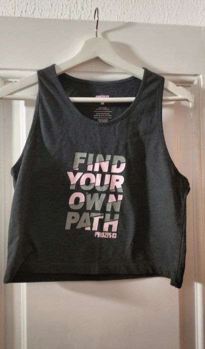 Vários tops/camisolas de treino