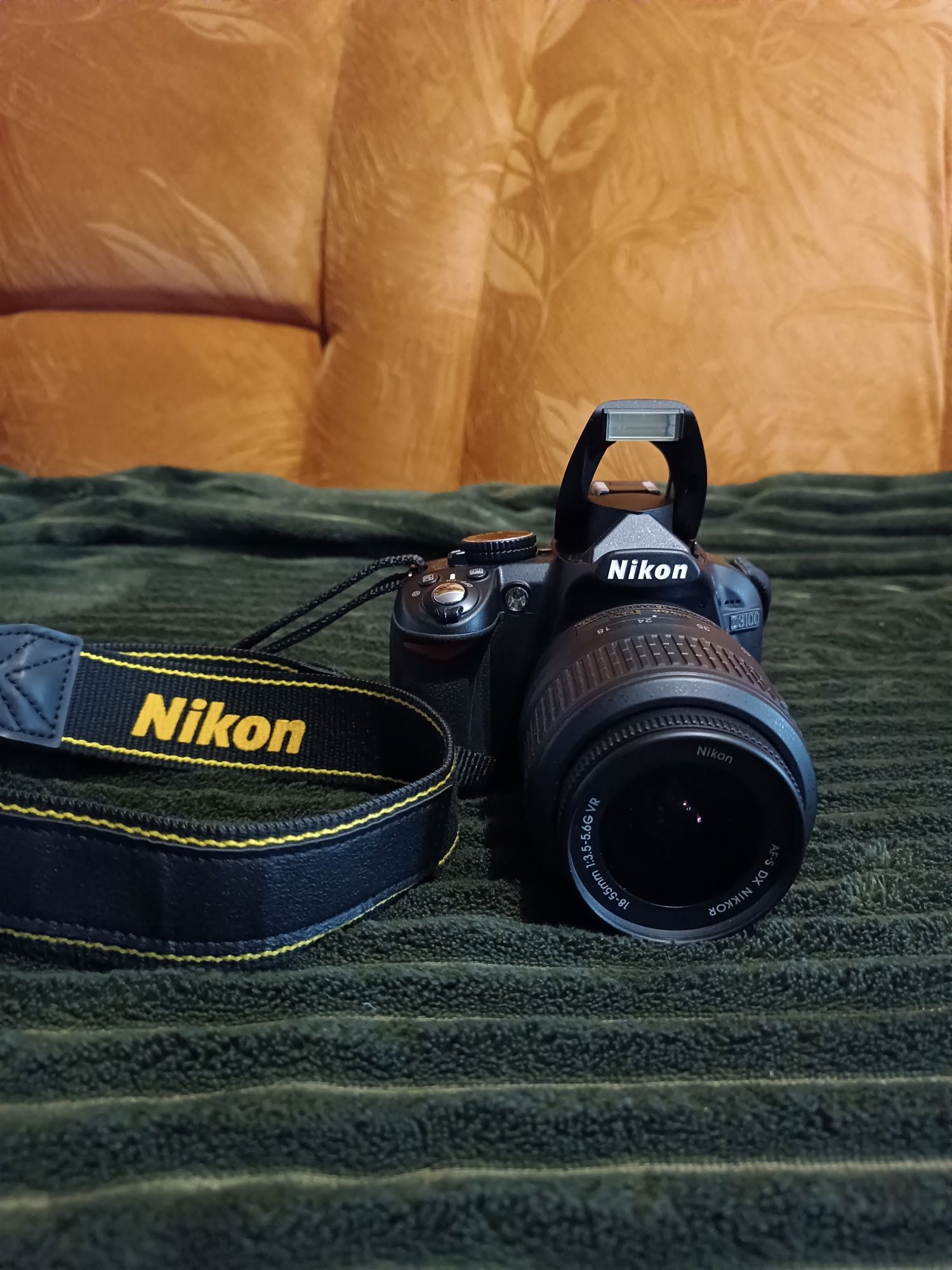 Фотоапарат Nikon  D3100 з сумкою для нього