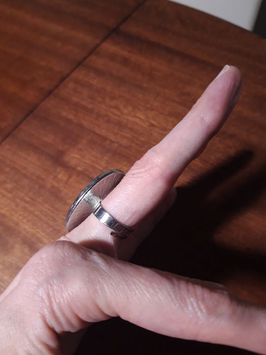 Anel grande ajustável com pedra azul da Bijou Brigitte