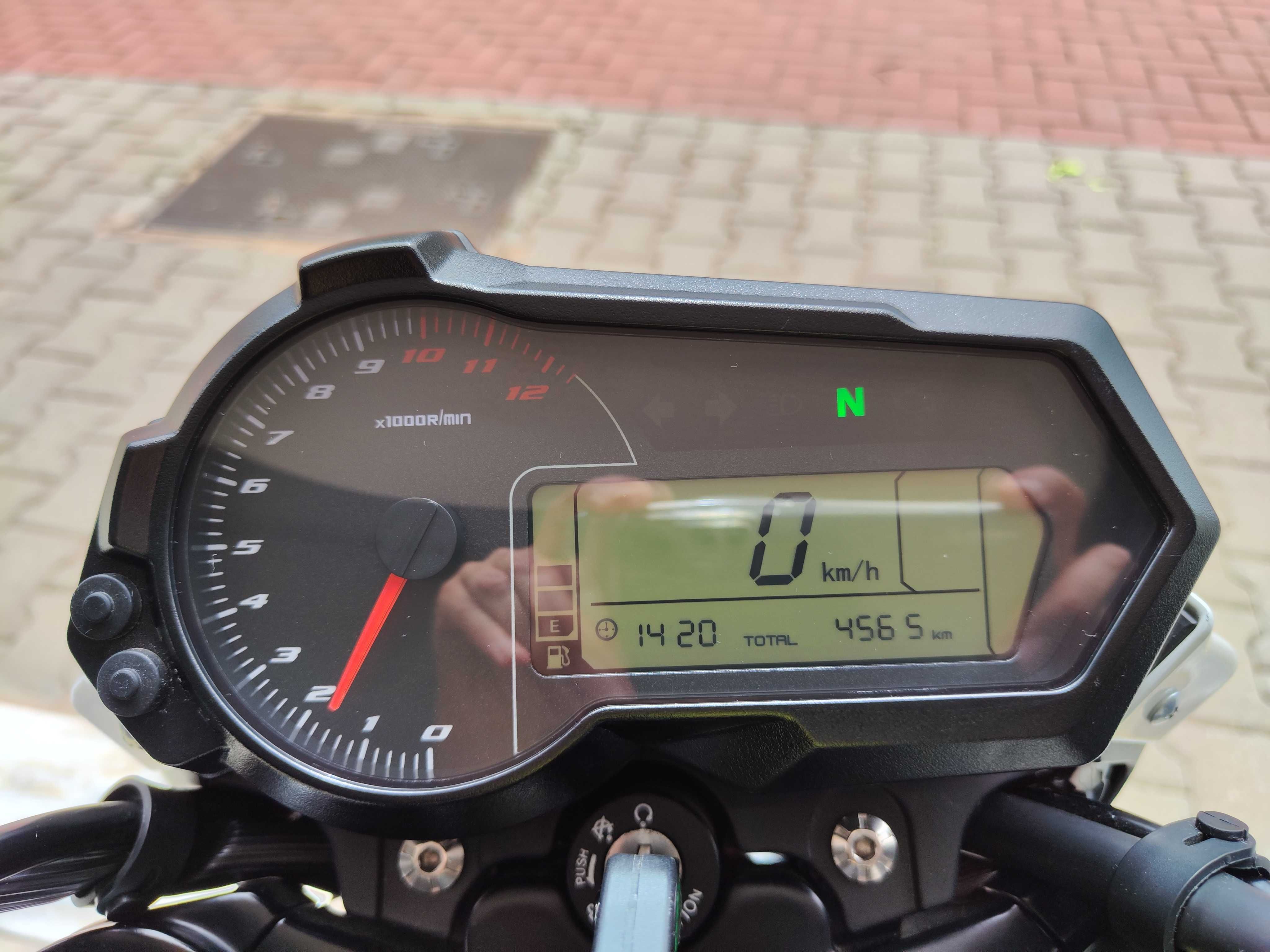 Benelli TNT125 de 2021 com 4500 km