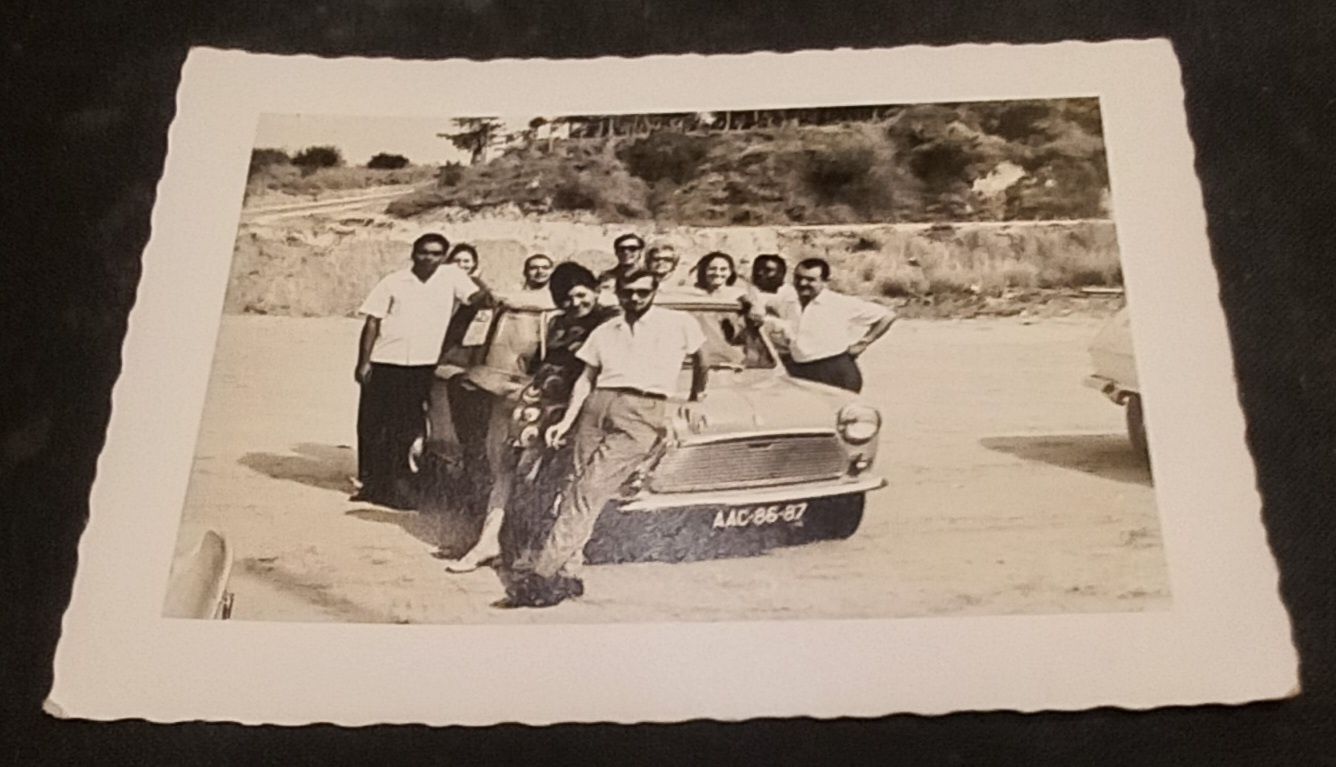 Foto preto e branco, em Angola com um Austin Mini, 8,70 x 12