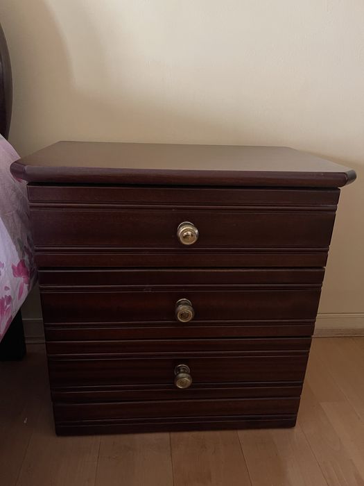 Quarto completo com móveis em madeira