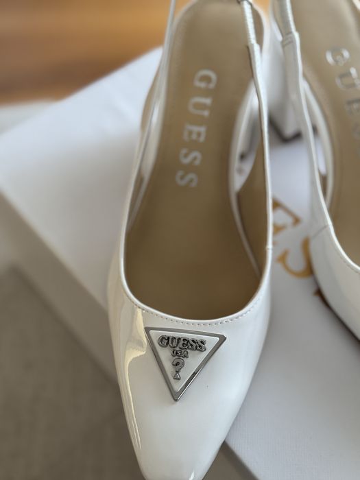 Sapatos brancos Guess