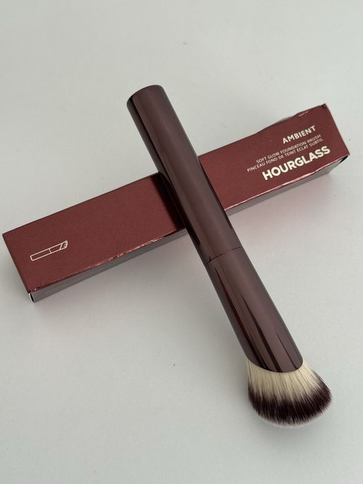 Nowy pędzel do podkładu Hourglass Ambient soft glow foundation brush