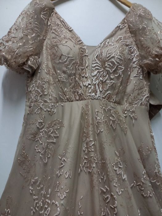 Сукня на пишну пані,зодотиста внчірня нарядна