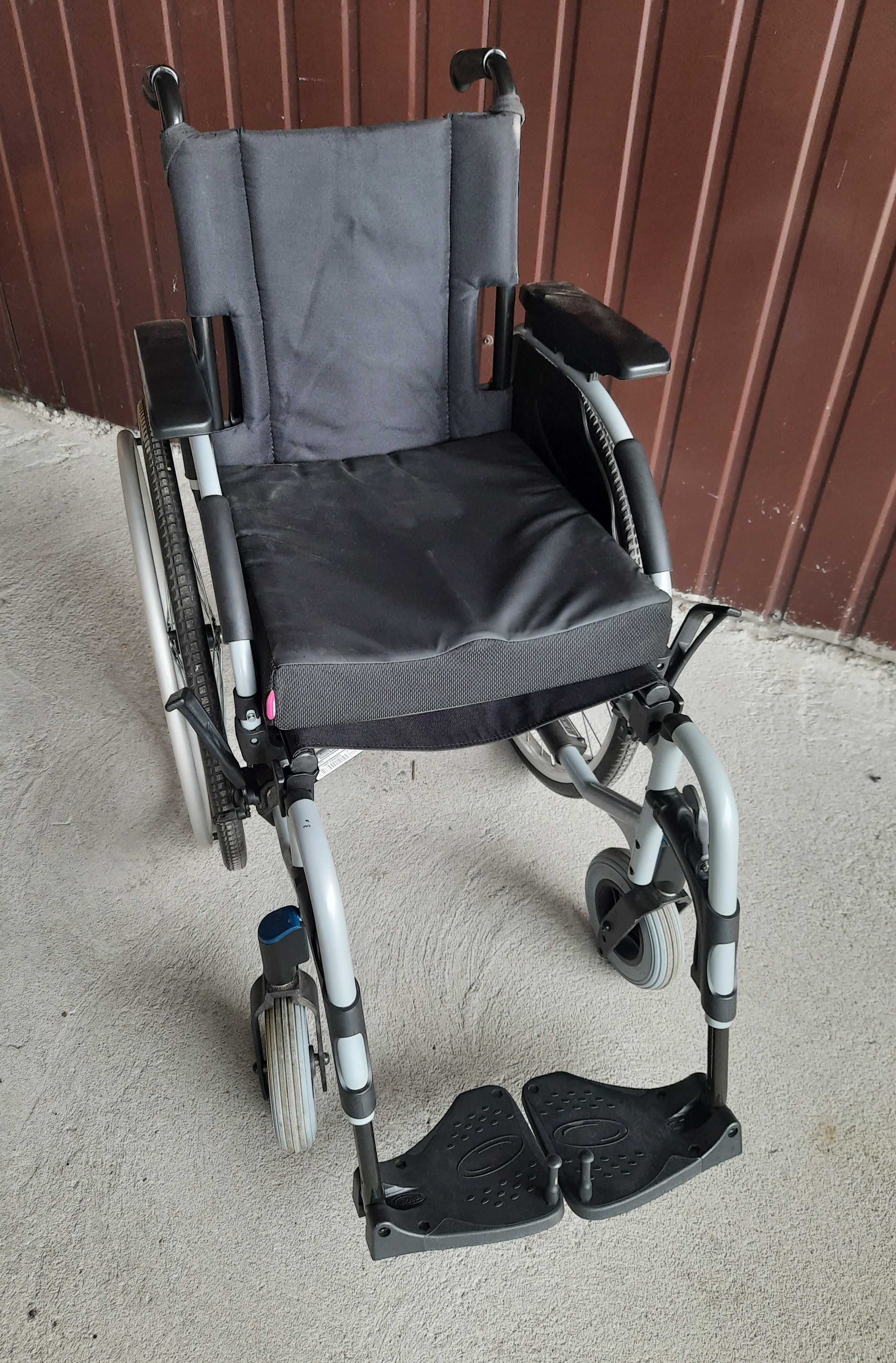 wózek inwalidzki z poduszką / 911