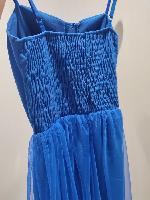 Vestido justo azul com tule