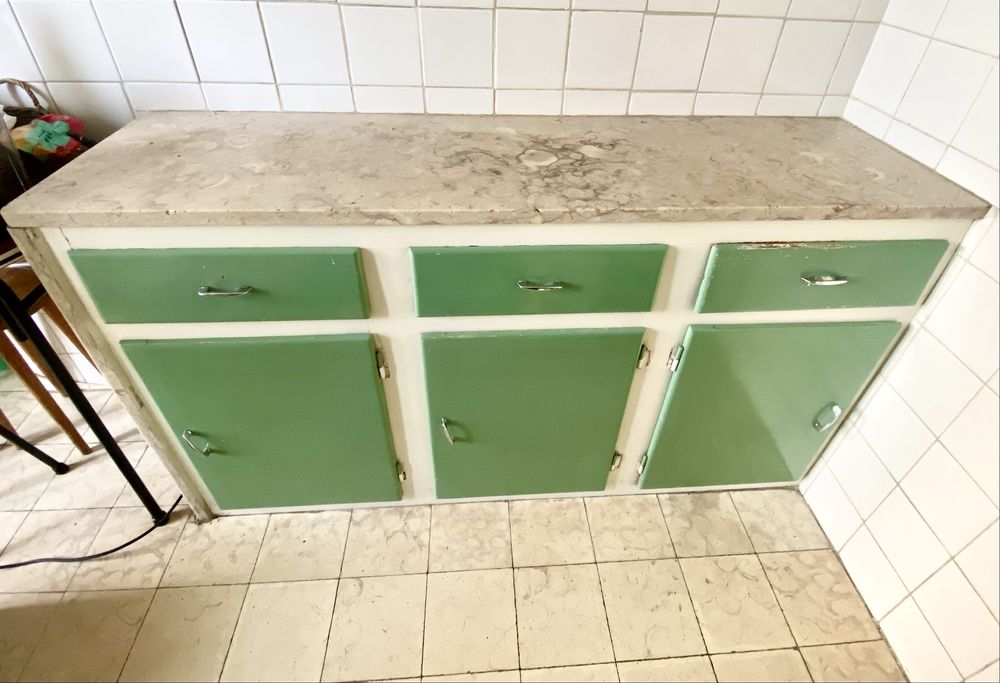 Bancada de Pedra e Armarios de Cozinha
