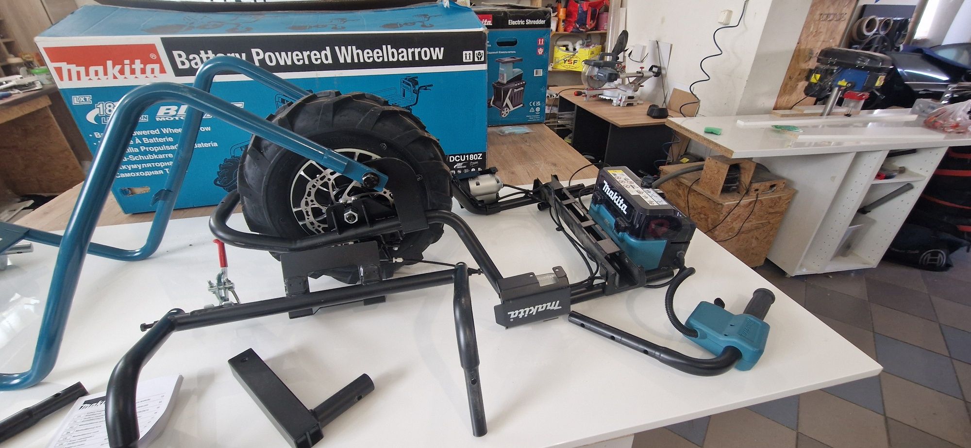 MAKITA DCU180Z  plus platforma BODY akumulatorowy wózek transportowy..