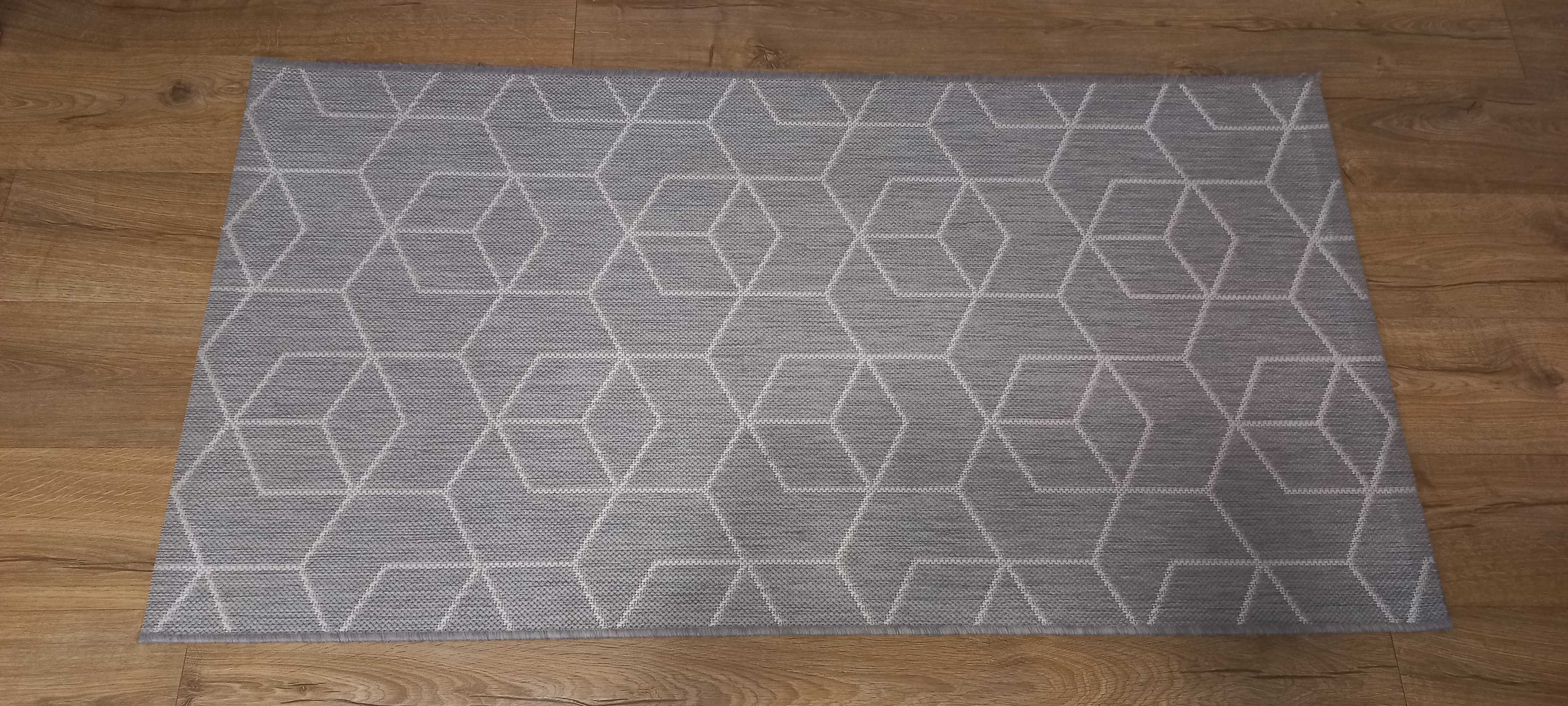 Szary dywan w białe wzory