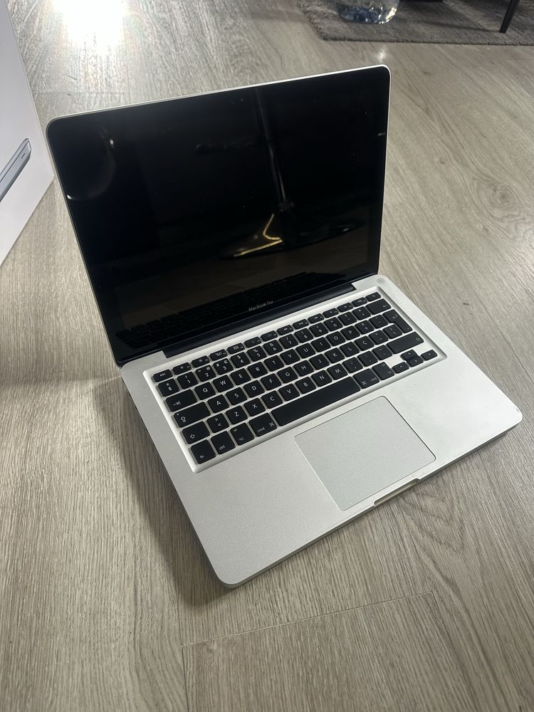 MacBook Pro 13.3” i7  750GB