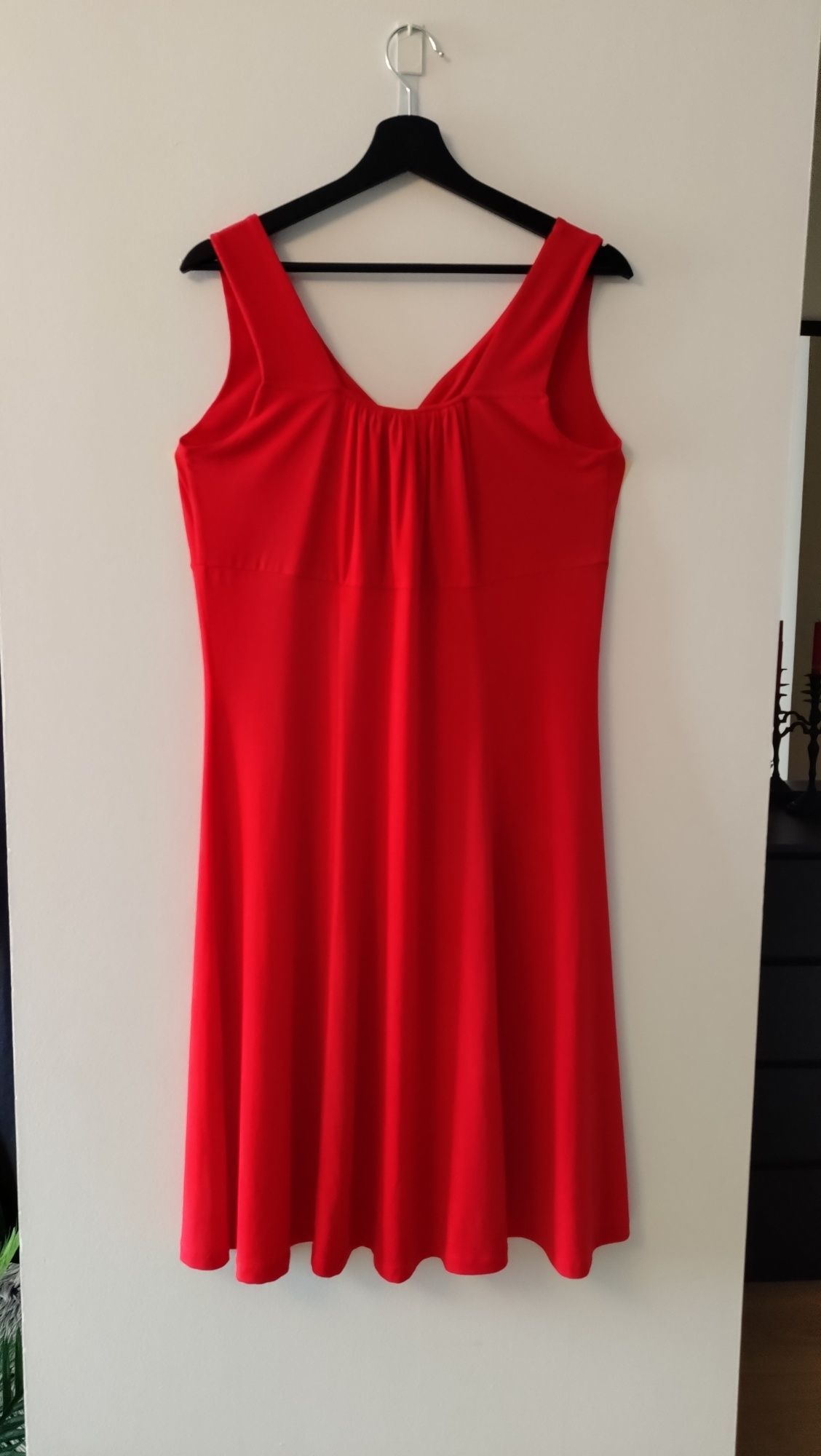 Czerwona sukienka plus size lejacy materiał