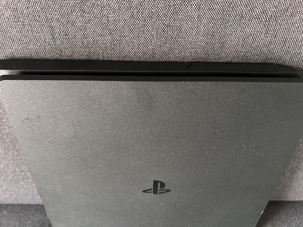 Playstation 4 sem cabos de ligacao. Bom estado.