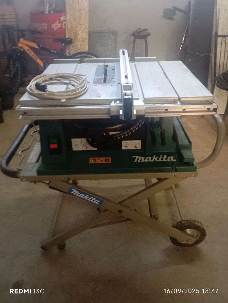 Serra makita com cavalete