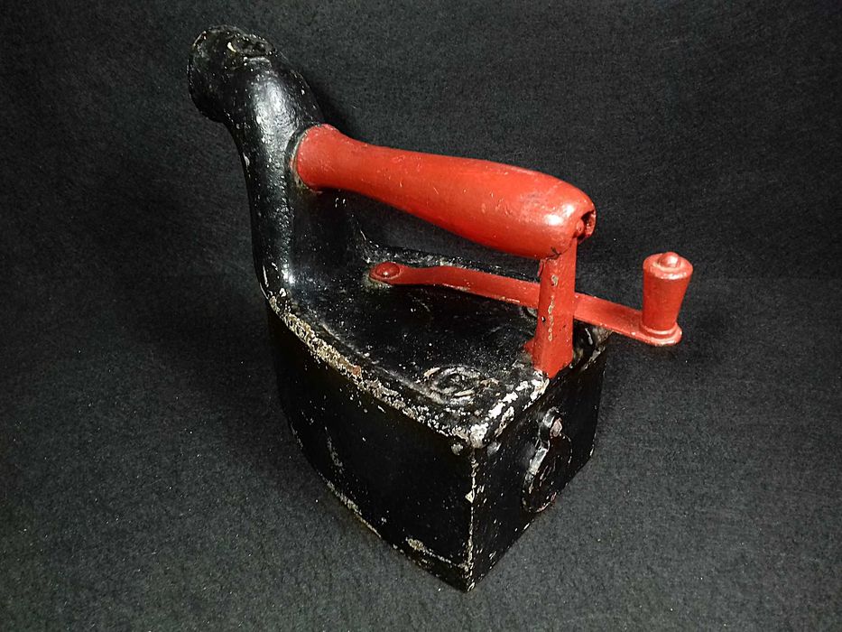 Modelo de Ferro de Engomar antigo, a carvão vegetal!