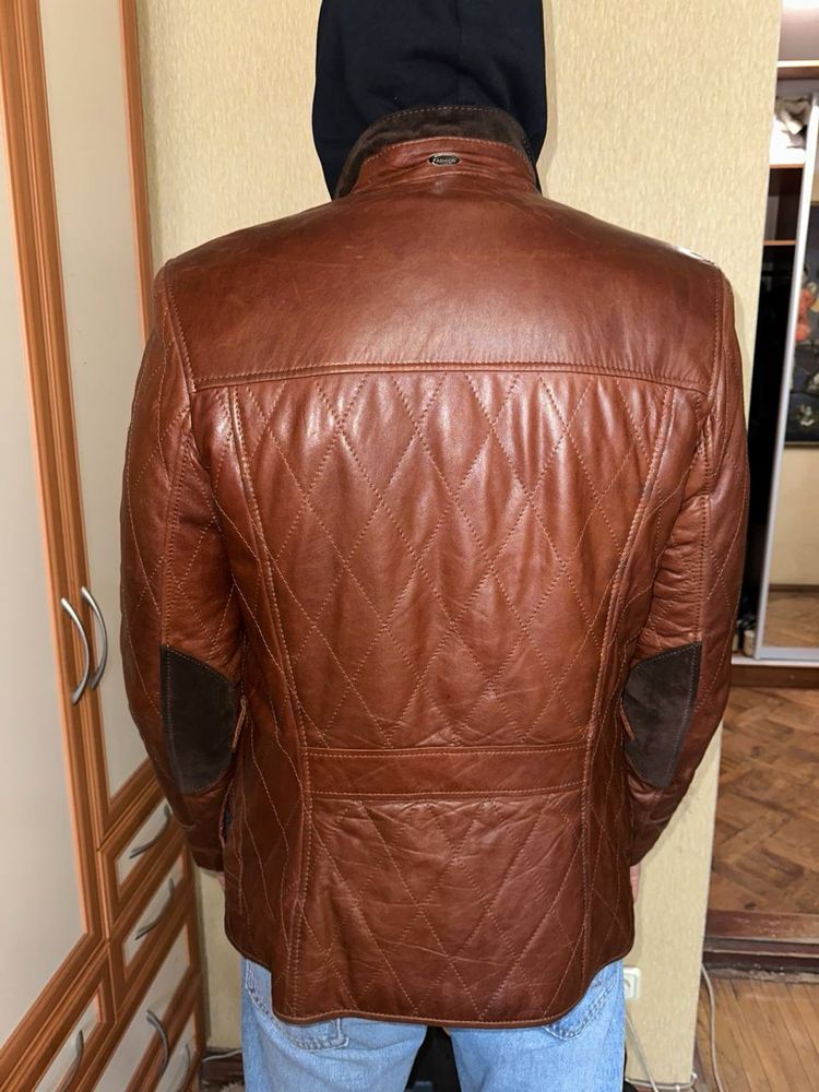 Шкіряна коричнева куртка зі строчками