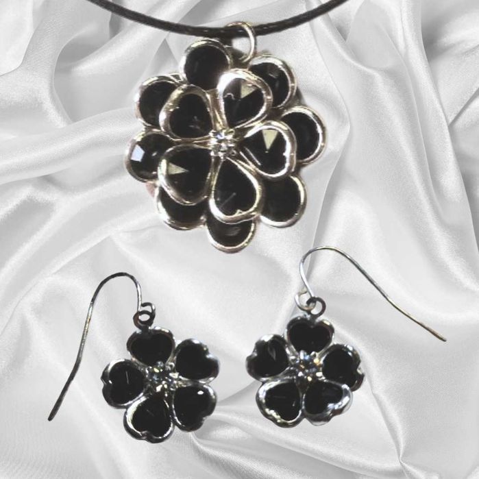 Эффектный Набор Бижутерии — Колье и Серьги с Черным Цветком в Серебре